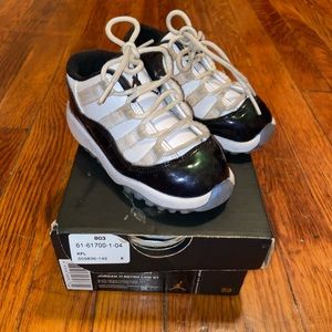 Toddler Retro Jordan sneakers